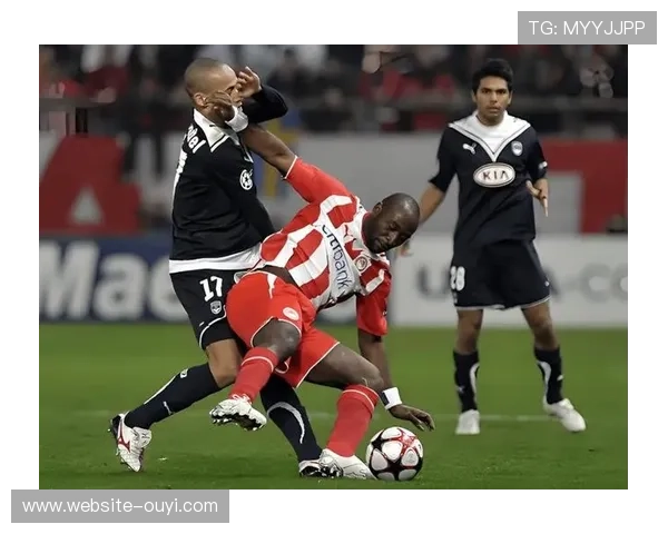 奥林匹亚科斯vs勒沃库森：防守反击与传控体系的战术博弈